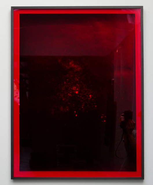 Unfixed- 2018 ongefixeerde fotografische print, rood glas 80 x 60 cm Interesse? Contacteer ons
